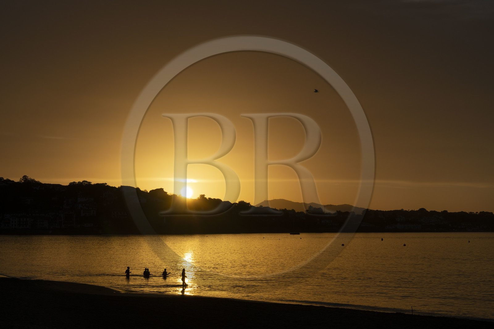 France, Pyrenees Atlantiques, Basque Country, Saint Jean de Luz, walkers on the Grande Plage and the coast of Ciboure in the bay in the background