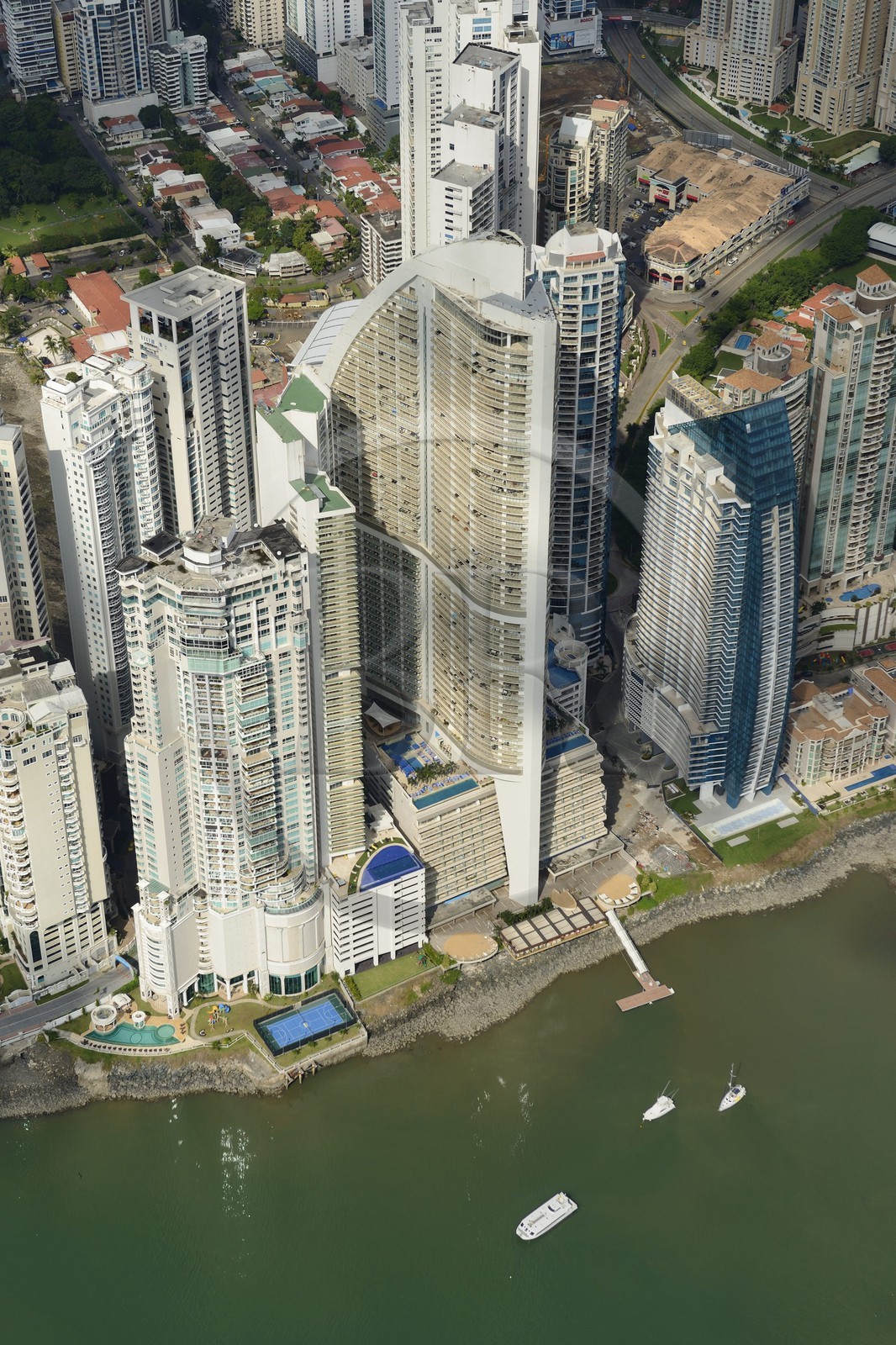 Panama, les gratte-ciels de Panama City, la pointe Colon et la Trump tower en premier plan (vue aérienne)