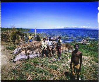 Burundi, province de Rumonge, groupe de pêcheurs au bord du lac Tanganyika, les pêcheurs sont exclusivement Hutu et descendent des collines pour s'installer dans des huttes provisoires pour au moins 6 mois, la pêche se pratique généralement la nuit au lamparo et c'est principalement des ndagalas (poisson à friture) des mukekes et des capitaines (reproduction plan-film inversible 4x5)