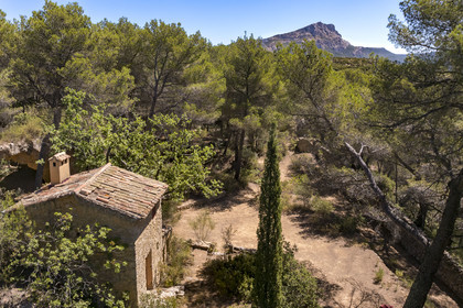 France, Bouches-du-Rhône (13), Aix en Provence, le cabanon (bastidon) de Paul Cezanne dans les carrières de Bibemus, il le loue entre 1895 et 1904, la montagne Sainte Victoire en arrière plan (vue aérienne)