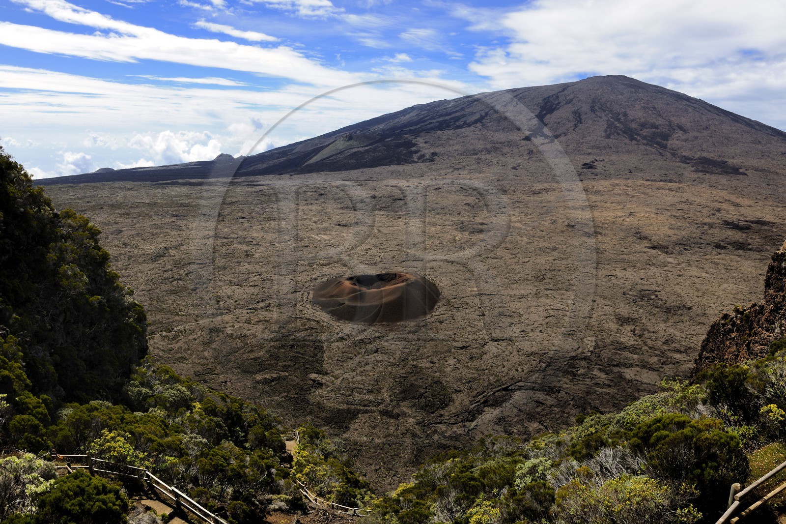 France, île de la Réunion, volcan du Piton de la Fournaise, classé Patrimoine Mondial de l'UNESCO, le cratère Formica Léo au premier plan et le cratère Dolomieu dans l'Enclos
