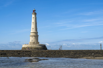 France, Gironde (33), le Verdon-sur-Mer, plateau rocheux de Cordouan à marée basse, phare de Cordouan, classé Patrimoine Mondial de l'UNESCO