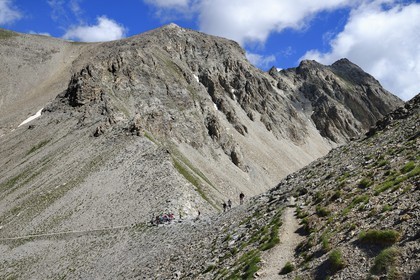 France, Alpes de Haute Provence, Uvernet Fours, Mercantour National Park, Ubaye valley, lake tour hiking trail at the Petite Cayolle pass (2639 m) under the mountain top of the Eagle Hole