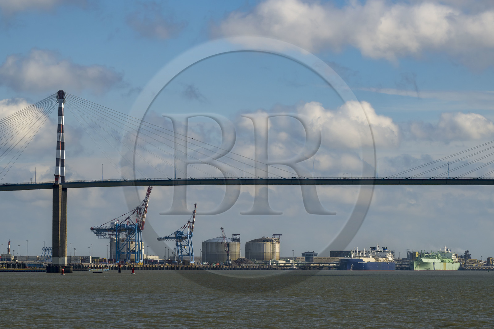 France, Loire-Atlantique (44), Estuaire de la Loire, Saint-Nazaire, le pont de Saint-Nazaire et le Grand port maritime de Nantes-Saint-Nazaire en arrière plan