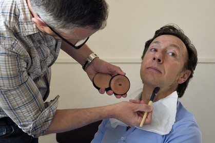 France, Yvelines (78), Montchauvet, tournage pour la télévision du Village Préféré des Français avec Stéphane Bern, maquillage de Stéphane Bern
