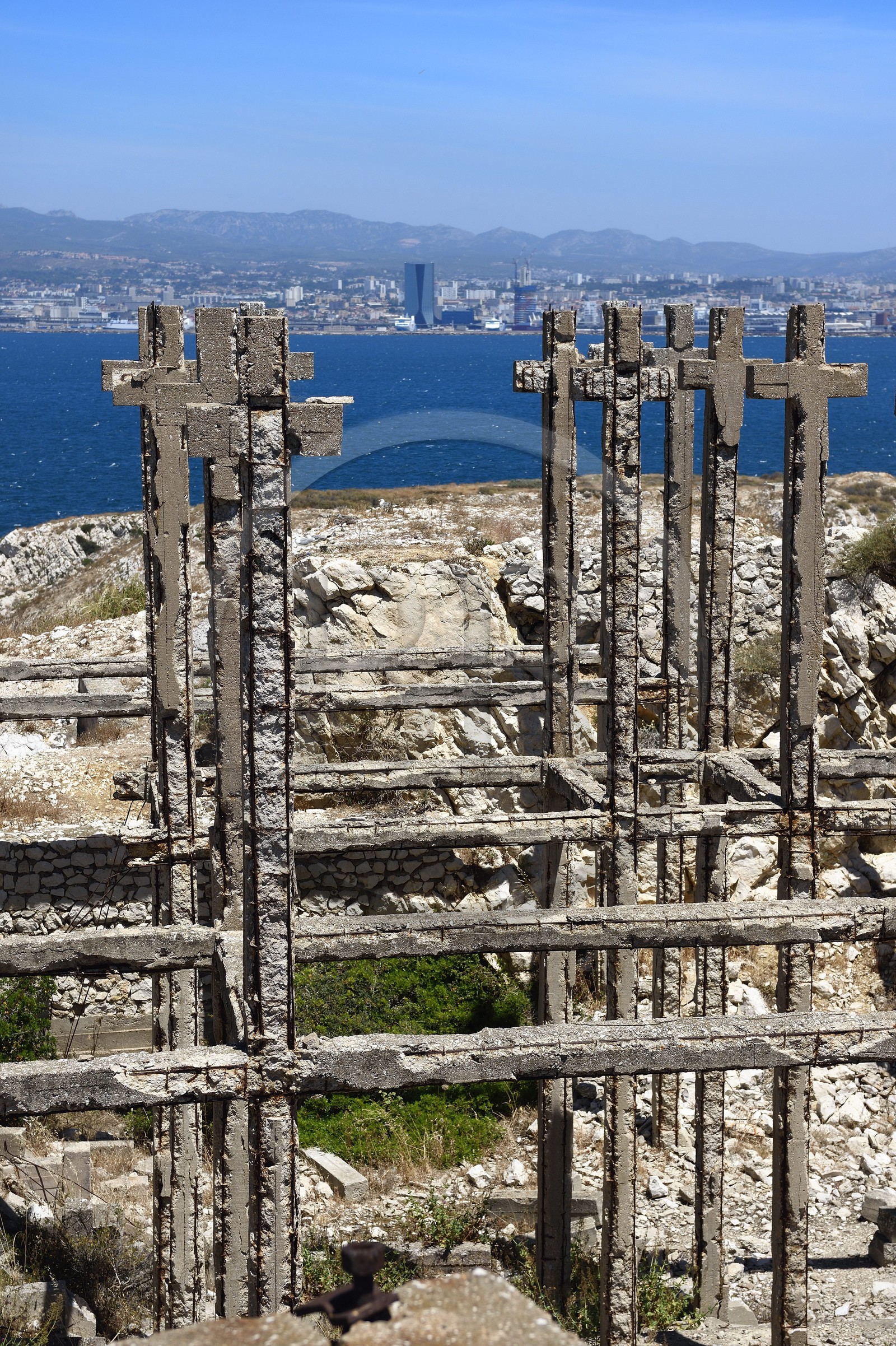 France, Bouches-du-Rhône (13), Marseille, Parc National des Calanques, Archipel des Iles du Frioul, Ile Ratonneau, Fort Ratonneau, pseudo champ de croix, vestige de structures de casemates allemandes pour canon dont la construction fut interrompue par la fin de la guerre
