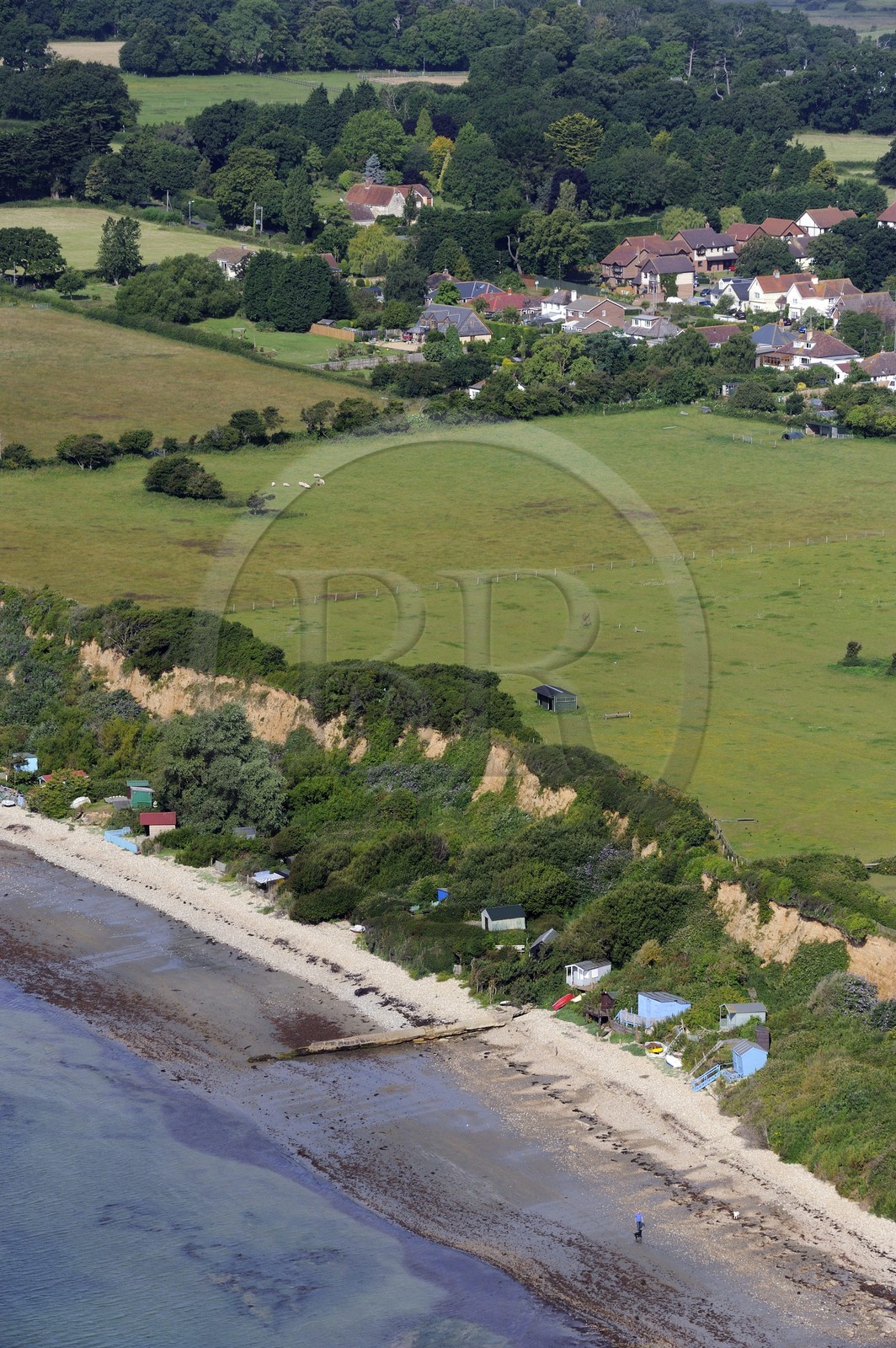 Royaume-Uni, Angleterre, Hampshire, Ile de Wight, Bembridge, cabanes de plage (vue aérienne)