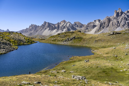 France, Hautes Alpes (05), le Briançonnais, Névache, haute vallée de la Clarée, le lac Long à une altitude de 2387m, le massif des Cerces en arrière-plan