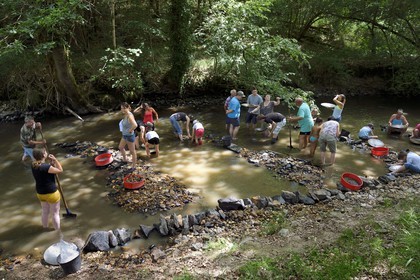 France, Dordogne (24), région de Jumilhac-le-Grand, orpaillage dans la rivière l'Isle vers Tindeix
