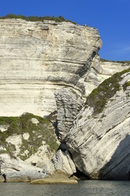 France, Corse-du-Sud (2A), Bonifacio, les falaises de calcaire de plus de 60 mètres de haut