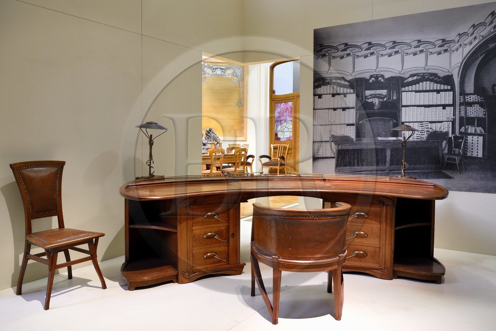 France, Paris (75), le musée d'Orsay, mobilier Art Nouveau, bureau et fauteuil vers 1899 de Henry Van de Velde