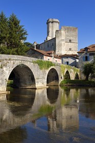 France, Dordogne (24), Périgord Vert, Bourdeilles, le pont sur la Dronne et le chateau médiéval du XIIIème siècle
