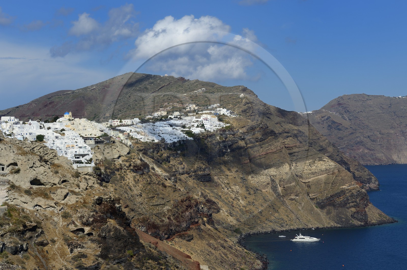 Grèce, Les Cyclades, mer Égée, île de Santorin (Thira ou Théra), le village de Oia qui surplombe la Caldera