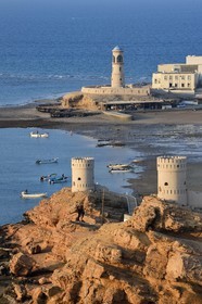 Sultanat d'Oman, gouvernorat de Ash Sharqiyah, ville et port de Sour, le vieux quartier de pêcheurs de Al Ayjah et son phare