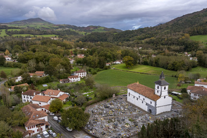 France, Pyrénées-Atlantiques (64), Pays-Basque, Itxassou, église Saint-Fructueux (vue aérienne)