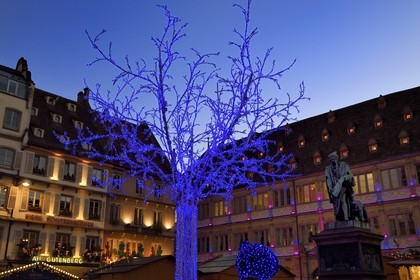 France, Bas-Rhin (67), Strasbourg, place Gutenberg, statue de Gutenberg et chambre de commerce en arrière plan, Illuminations de Noël, arbre éclairé avec des LED