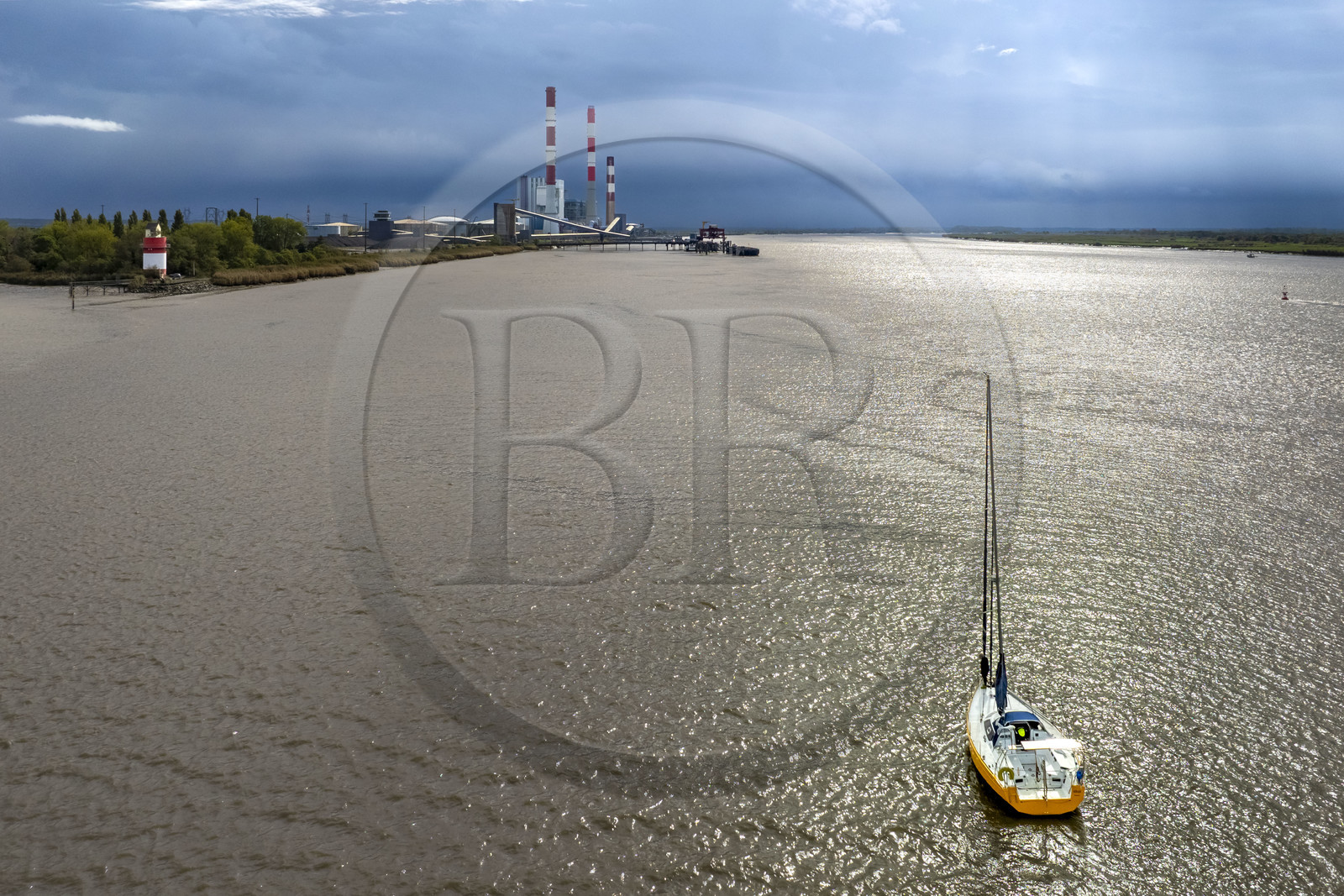 France, Loire-Atlantique (44), Cordemais, collection d'art contemporain à ciel ouvert Estuaire, la Villa Cheminée réalisé par l'artiste japonais Tatzu Nishi sur les rives de la Loire, voilier remontant la Loire depuis l'estuaire et la centrale électrique thermique de Cordemais en arrière plan (vue aérienne)