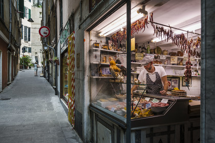 Italie, Ligurie, Gênes, ruelle du vieux centre historique, Sergio dans le magasin de volaille La Polleria dans la rue Vico Inferiore del Ferro