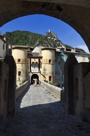 France, Alpes-de-Haute-Provence (04), cité médiévale d'Entrevaux dominée par sa citadelle et fortifiée par Vauban, la Porte Royale et le pont sur le fleuve Var