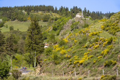 France, Lozère (48), Cheylard-l'Evêque, la chapelle domine le village, randonnée avec un âne sur le chemin de Stevenson (GR 70)