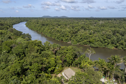 France, Guyane, le carbet du Camp Maripas en bordure du fleuve Kourou (vue aérienne)