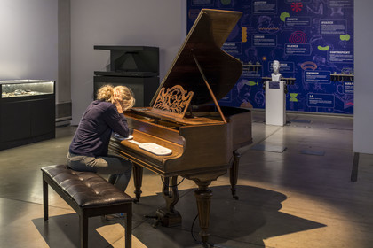 France, Vaucluse (84), Avignon, le grenier à sel devenu lieu consacré à la rencontre entre art et innovation avec une programmation pluridisciplinaire dans le champ des arts visuels et des arts vivants, ici une expérience d'écoute de la musique via les coudes par conduction osseuse