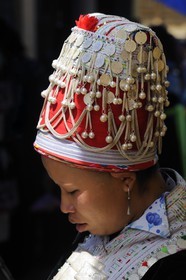 Vietnam, province de Lao Cai, région Nord-Ouest de Sapa, le marché multi-éthnique de Muong Hum, femme de la minorité des Dzao rouge