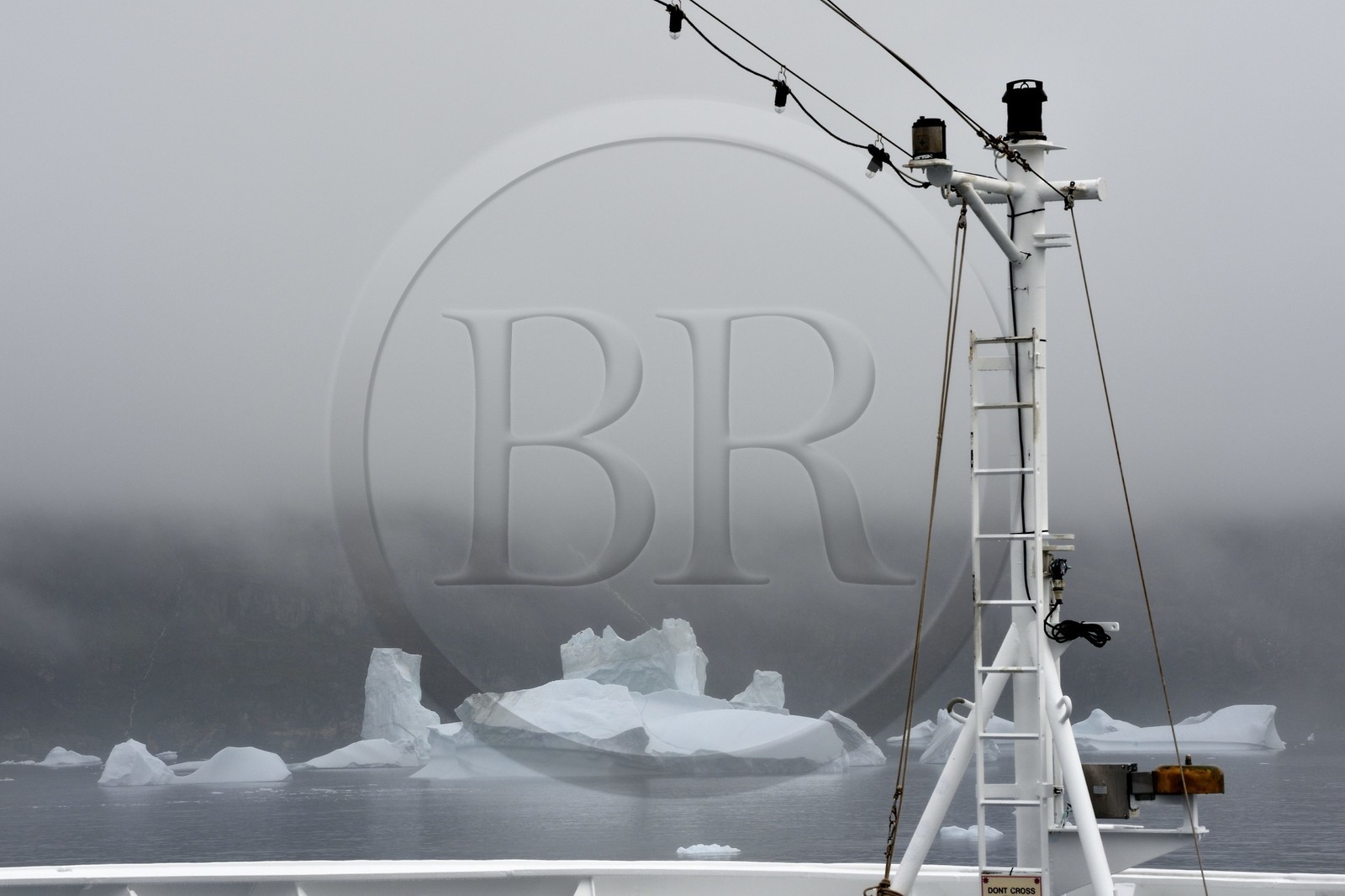 Groenland, cote ouest, Ile de Disko, iceberg dans la brume au large de Qeqertarsuaq et proue du bateau
