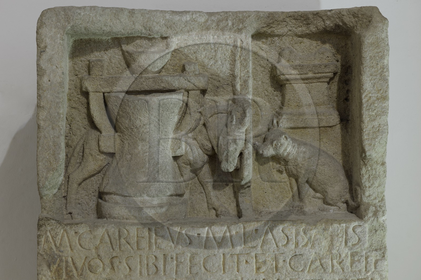 France, Aude (11), Narbonne, le Palais des Archevêques, le musée archéologique, petite stèle funéraire ou cippe d'un boulanger (1er siècle)