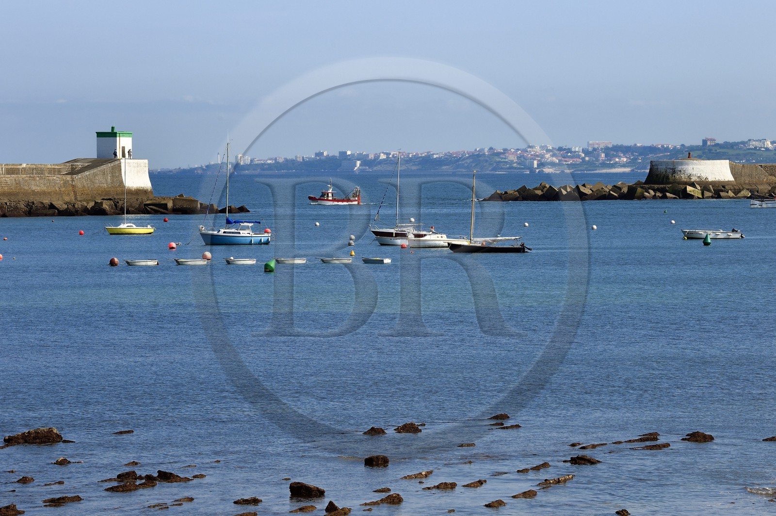 France, Pyrénées-Atlantiques (64), la côte du Pays-Basque, Ciboure, la baie de Saint-Jean-de-Luz et Biarritz en arrière plan