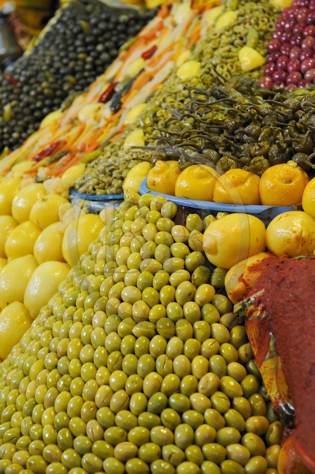 Maroc, Meknès, ville impériale, médina classée Patrimoine Mondial de l' UNESCO, marché couvert de el Hédime, étals d'olives