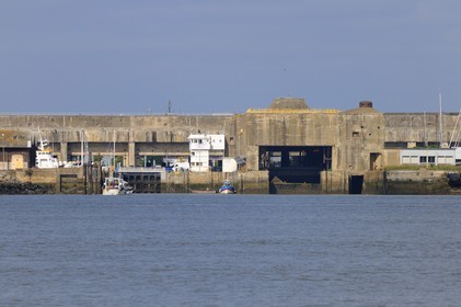 France, Loire-Atlantique (44), port de Saint-Nazaire, l'entrée Est du bassin et l'écluse bunker qui abrite le sous-marin Espadon
