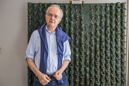 France, Charente-Maritime (17), La Rochelle, De génération en génération, oeuvre de l'artiste Bruce Krebs en portrait dans sa galerie rue Amelot