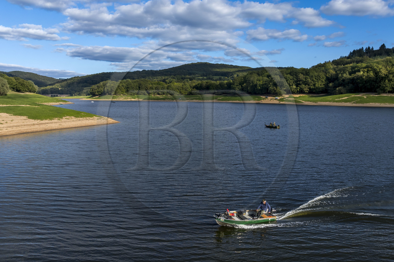 France, Nièvre (58), Parc naturel régional du Morvan, Chaumard, lac de Pannecière, Jean-Bernard Dioux vice-président de l’AMC, l’Association Morvan Carnassier, va pêcher à la ligne sur une barque (vue aérienne)