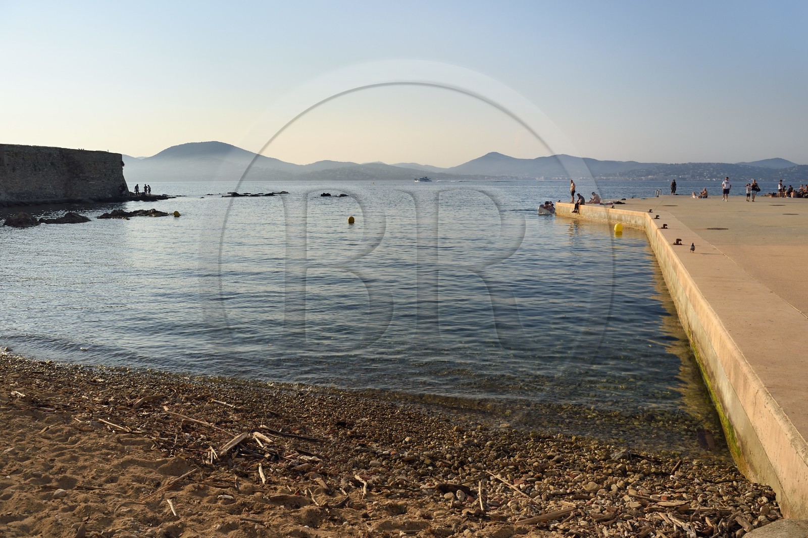 France, Var (83), Saint-Tropez, la plage de la Ponche où se dressent de hautes maisons aux façades couleurs ocre, jaune ou orangé