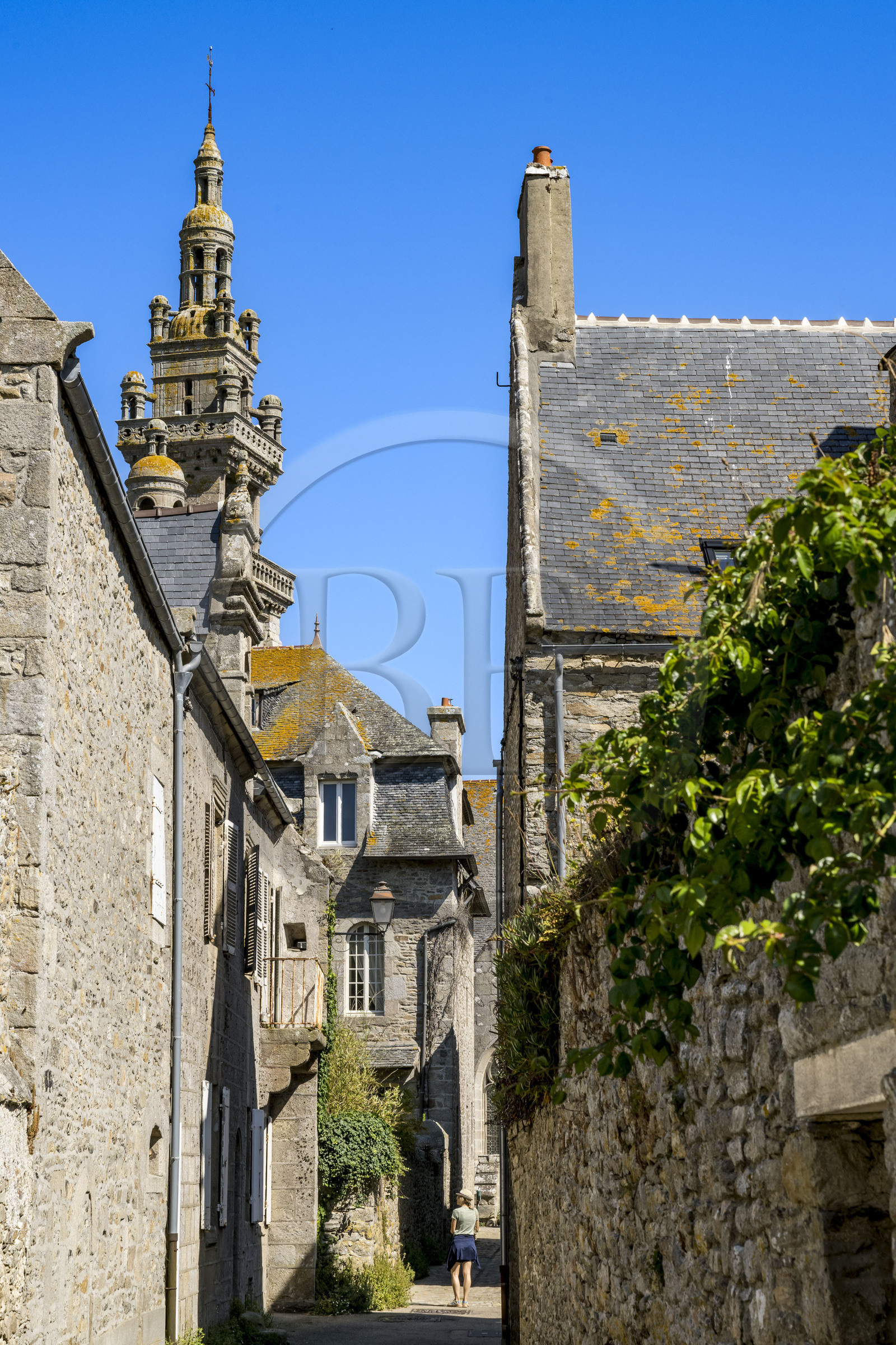 France, Finistère (29), Roscoff, le clocher de l'église Notre-Dame de Croaz Batz et anciennes maisons d'armateurs rue de Moguérou dont celles des frères James construite à la fin XVIème siècle