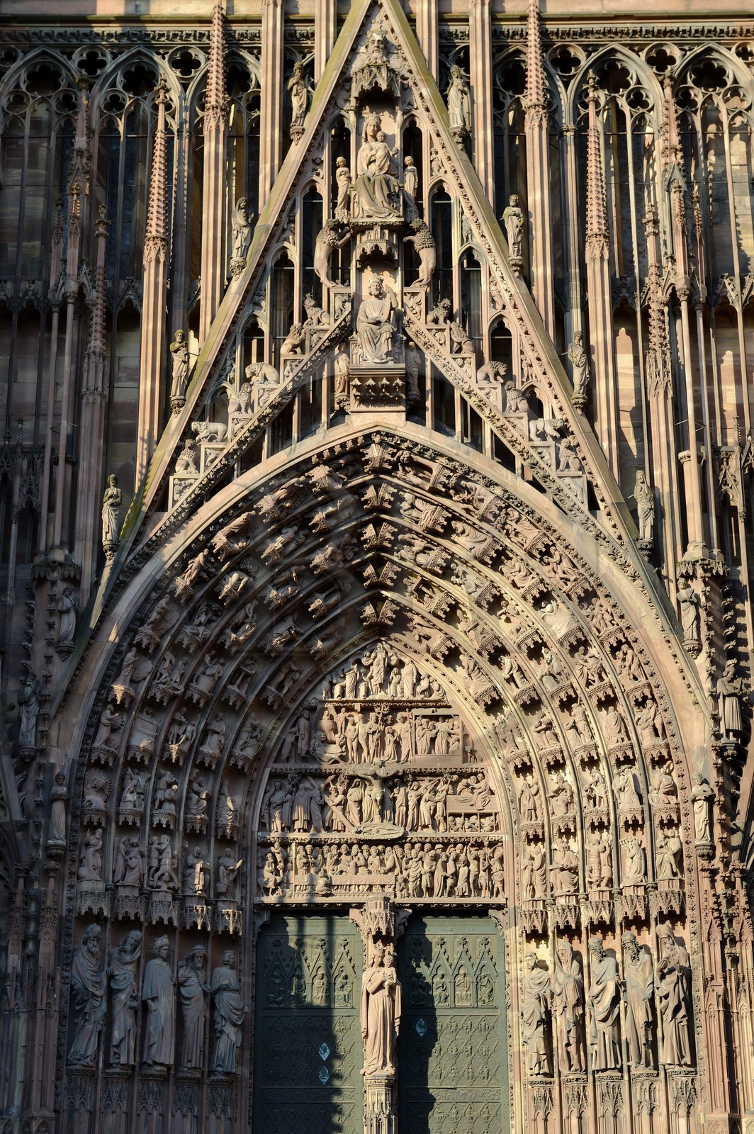 France, Bas-Rhin (67), Strasbourg, vieille ville classée au Patrimoine Mondial de l'UNESCO, la cathédrale Notre-Dame, la façade occidentale