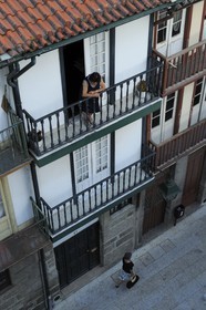 Portugal, région du Minho, Guimaraes, femme au balcon
