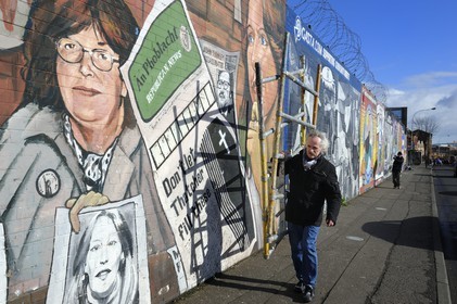 Royaume-Uni, Irlande du Nord, Belfast Ouest, le quartier catholique de Falls, International ou Solidarity Wall, peintures murales sur Falls Road, Danny Monaghan auteur des fresques