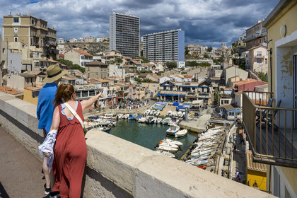 France, Bouches-du-Rhône (13), Marseille, quartier d'Endoume, le Vallon des Auffes et son petit port de pêche, restaurant Chez Fonfon et Notre-Dame de la Garde en arrière plan