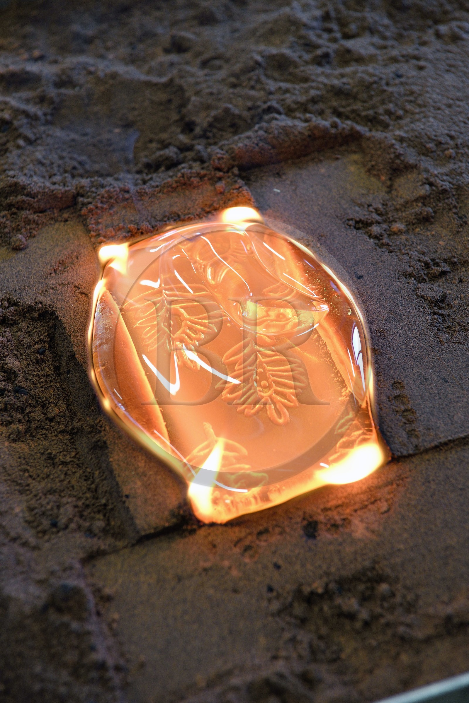 France, Charente (16), Cognac, Fondation d’Entreprise Martell, institution culturelle pluridisciplinaire (art, design et craft, architecture, musique, danse…), la designer Céline Thibault travaille le verre dans l'atelier des artisans verriers Laetitia Andrighetto et Jean-Charles Miot