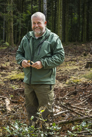 France, Nièvre (58), Parc naturel régional du Morvan, Dun-les-Places, dans la forêt de Breuil-Chenue au lieu dit Dolmen de Chevresse, le garde-forestier à l’ONF Arnaud Chassaigne