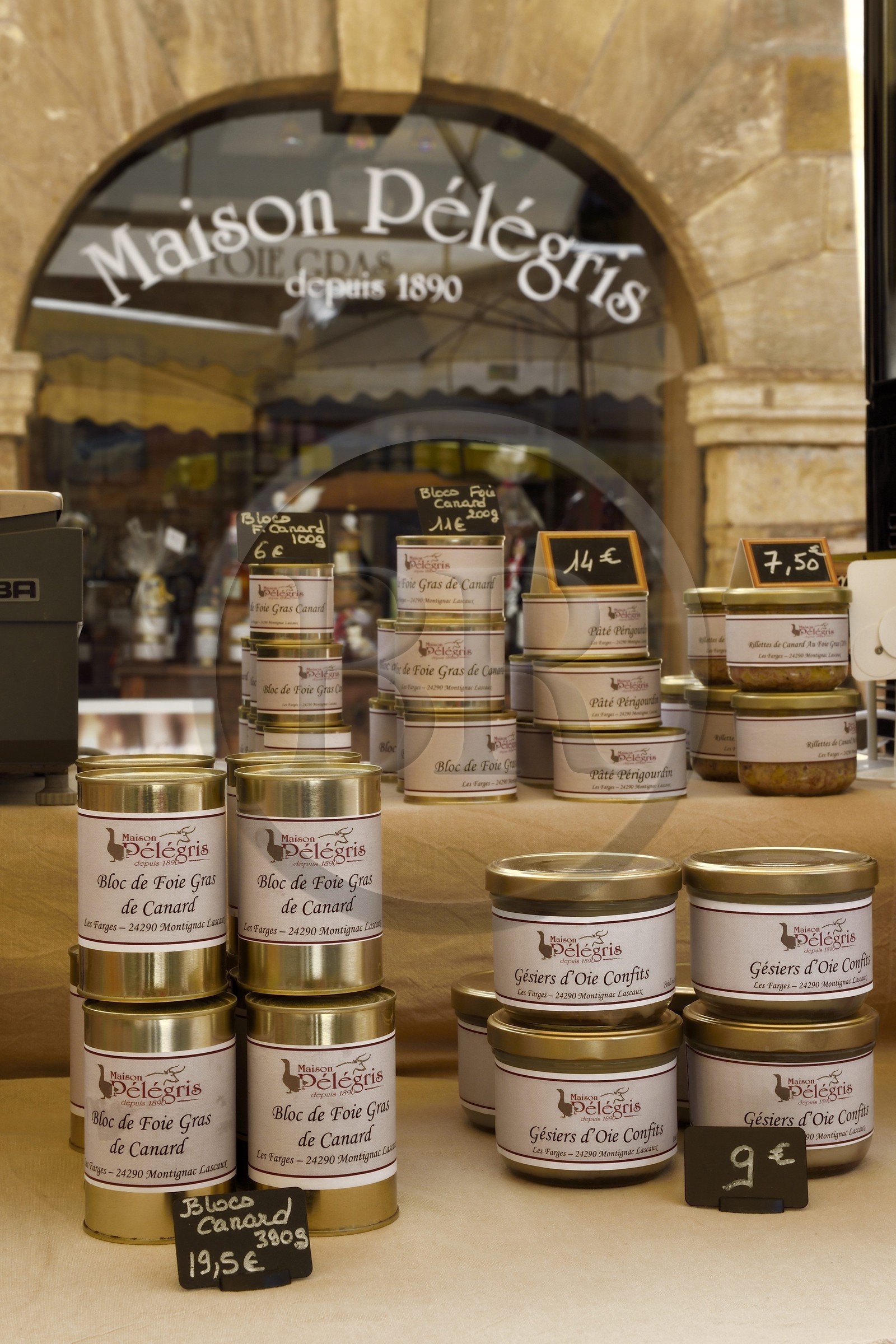 France, Dordogne (24), Périgord Noir, vallée de la Dordogne, Sarlat-la-Canéda, jour de marché Place de la Liberté, étal de foie gras et gésiers de la Maison Pélégris