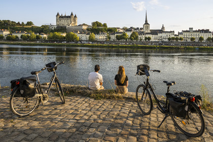France, Maine-et-Loire (49), vallée de la Loire classée au Patrimoine Mondial par l'UNESCO, Saumur, randonnée à bicyclette sur les berges de la Loire, le chateau et l'église Saint-Pierre sur les bords de Loire