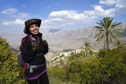 Sultanat d'Oman, Gouvernorat d'Al-Batina du Sud, Hajar occidental, Wadi Mistall, la randonneuse Badour Al Salhi dans les cultures en terrasse surplombant le village de Wakan (Wukan)