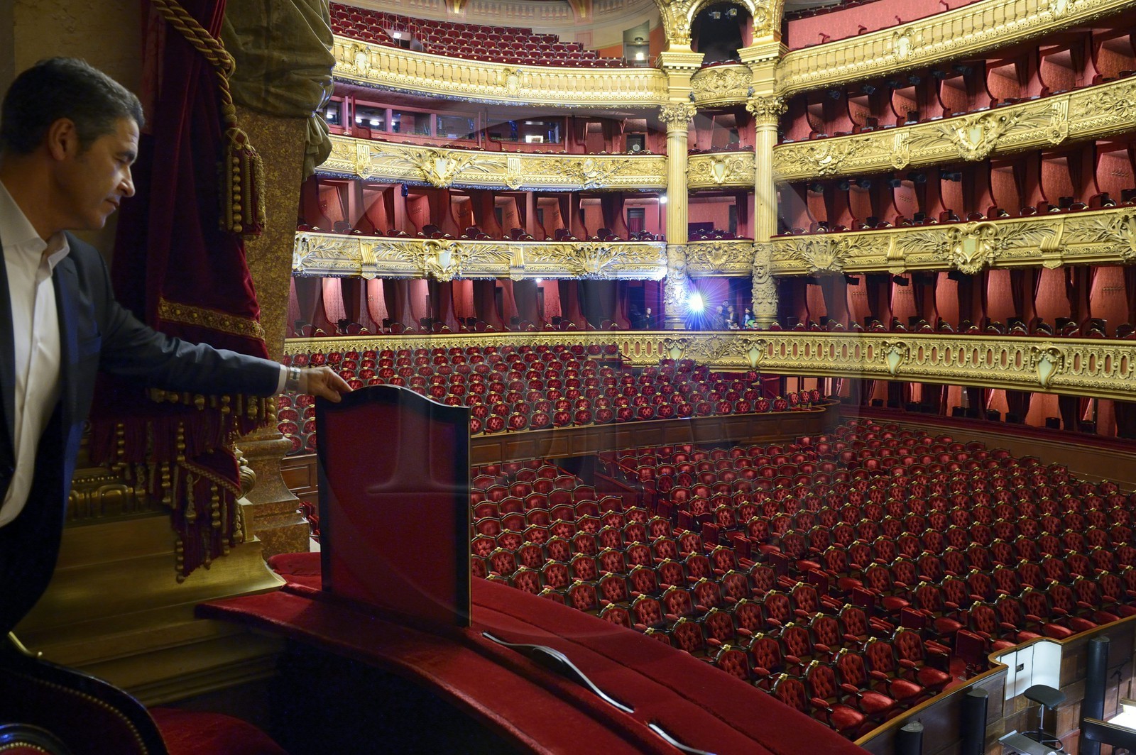 France, Paris (75), Opéra Garnier, la grande salle depuis la loge de l'impératrice, petit pare-vue escamotable France, Paris, Garnier Opera, the auditorium seen from the loge of the Empress, small removable barrier