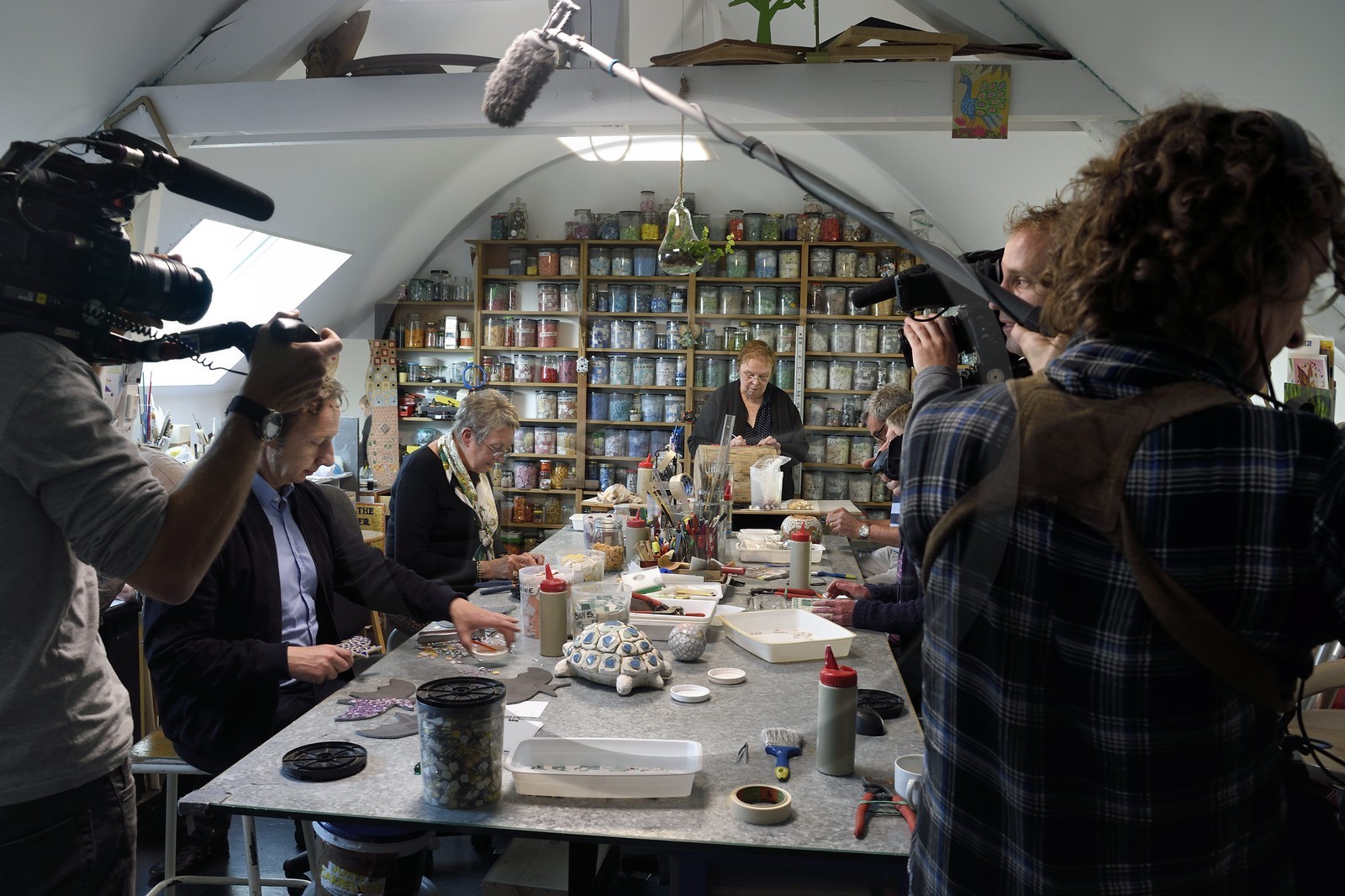 France, Yvelines (78), Montchauvet, tournage pour la télévision du Village Préféré des Français avec Stéphane Bern, Stéphane Bern dans les Ateliers Clairviane dirigés par Laurence Pilo
