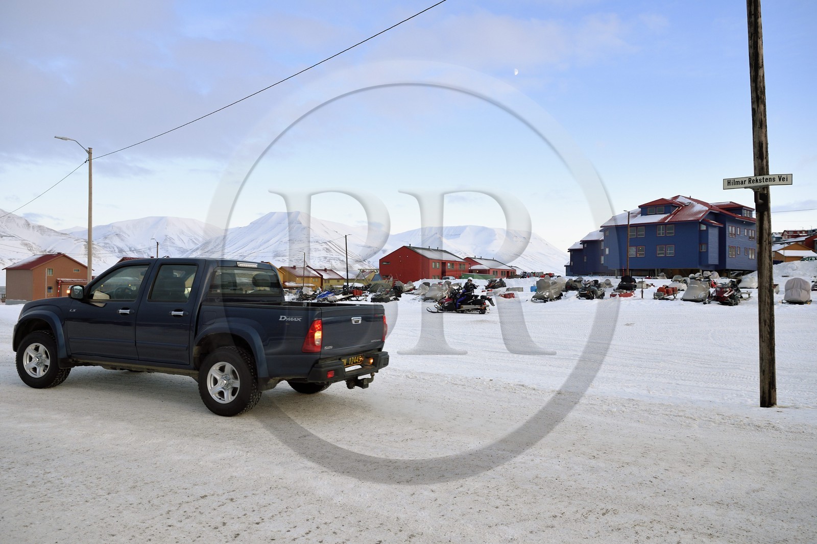 Norvège, Svalbard, Spitzberg, Longyearbyen, voiture et motoneige se cotoient