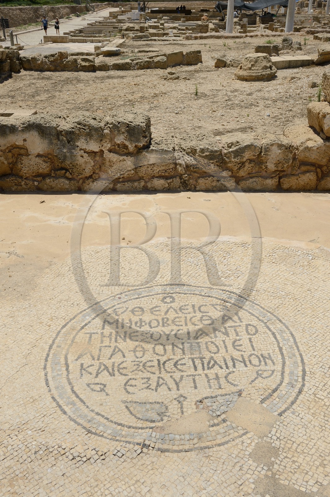 Israël, district d'Haifa, Césarée (Caesarea Maritima), ruines de Césarée, mosaique dont l'inscription atteste de la présence d'un édifice administratif pour recouvrir les taxes à l'époque byzantine