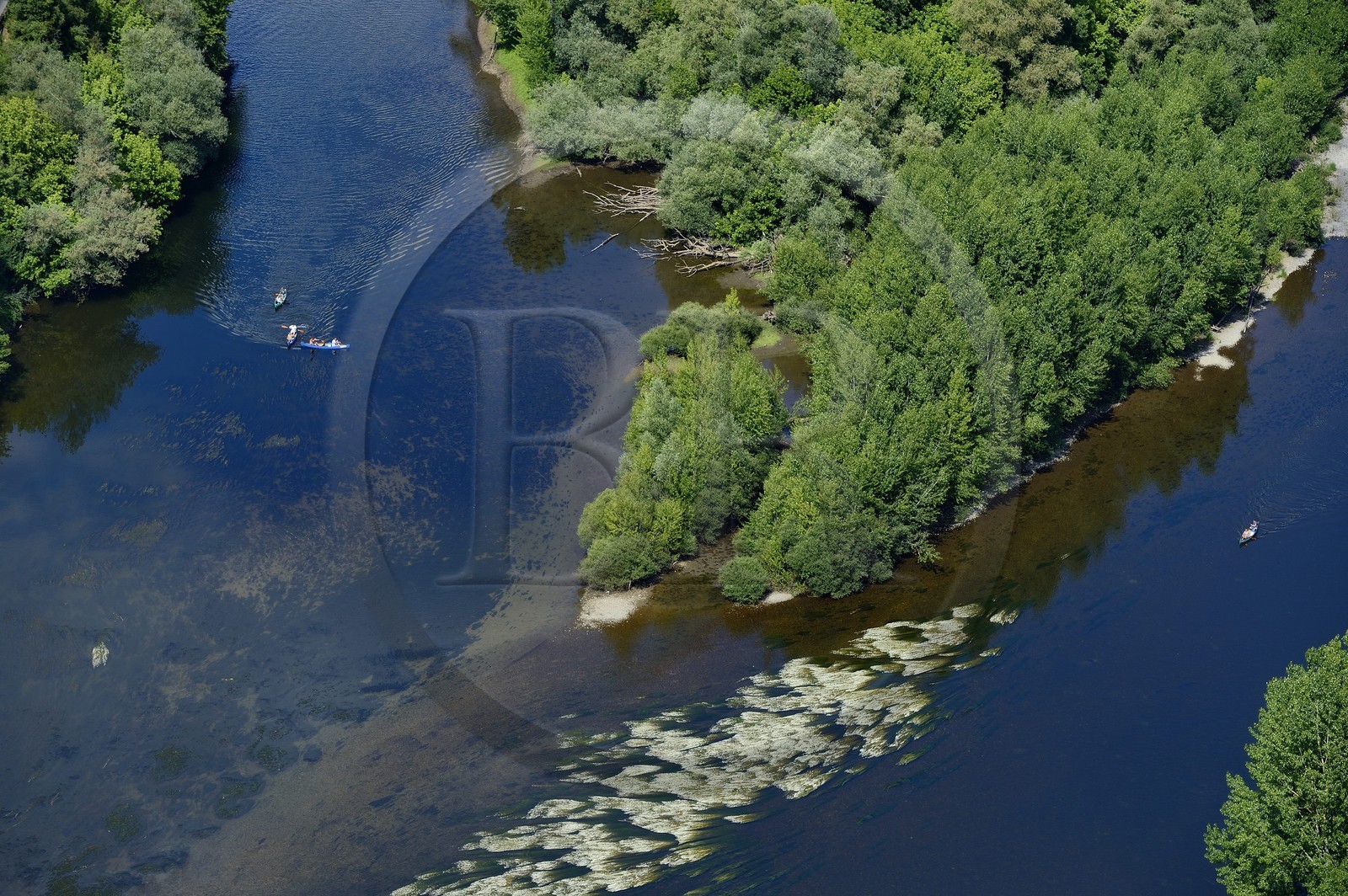 France, Dordogne (24), Périgord Noir, vallée de la Dordogne, Beynac-et-Cazenac, kayak sur la rivière Dordogne (vue aérienne)